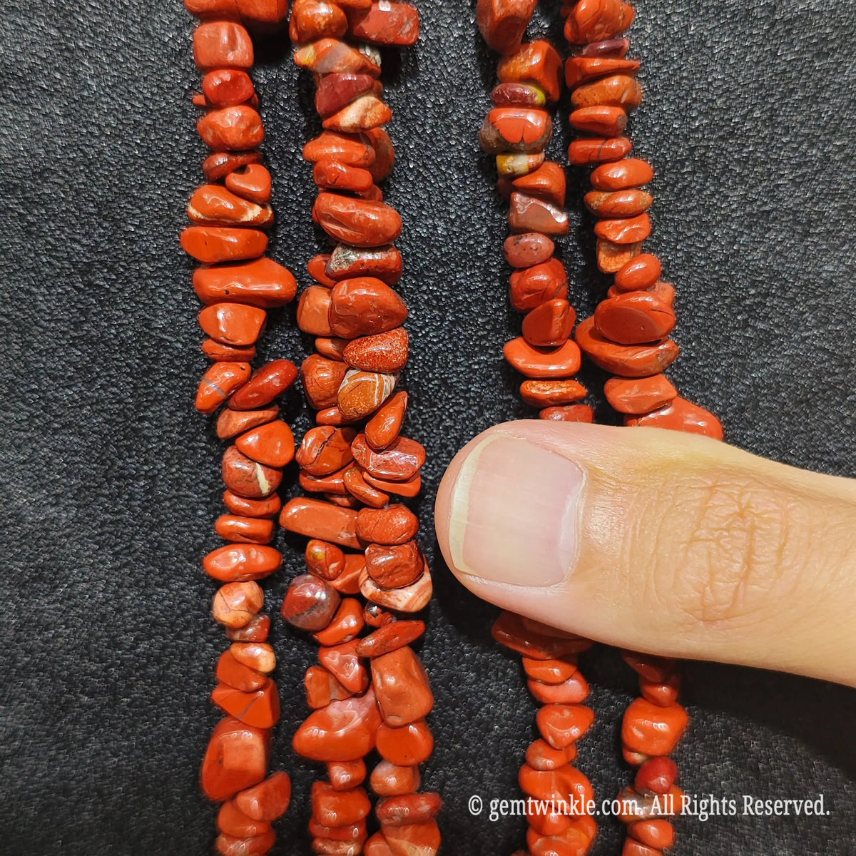 Detailed view of long 75cm natural red jasper chipped strand ready for DIY projects[cite: 10]