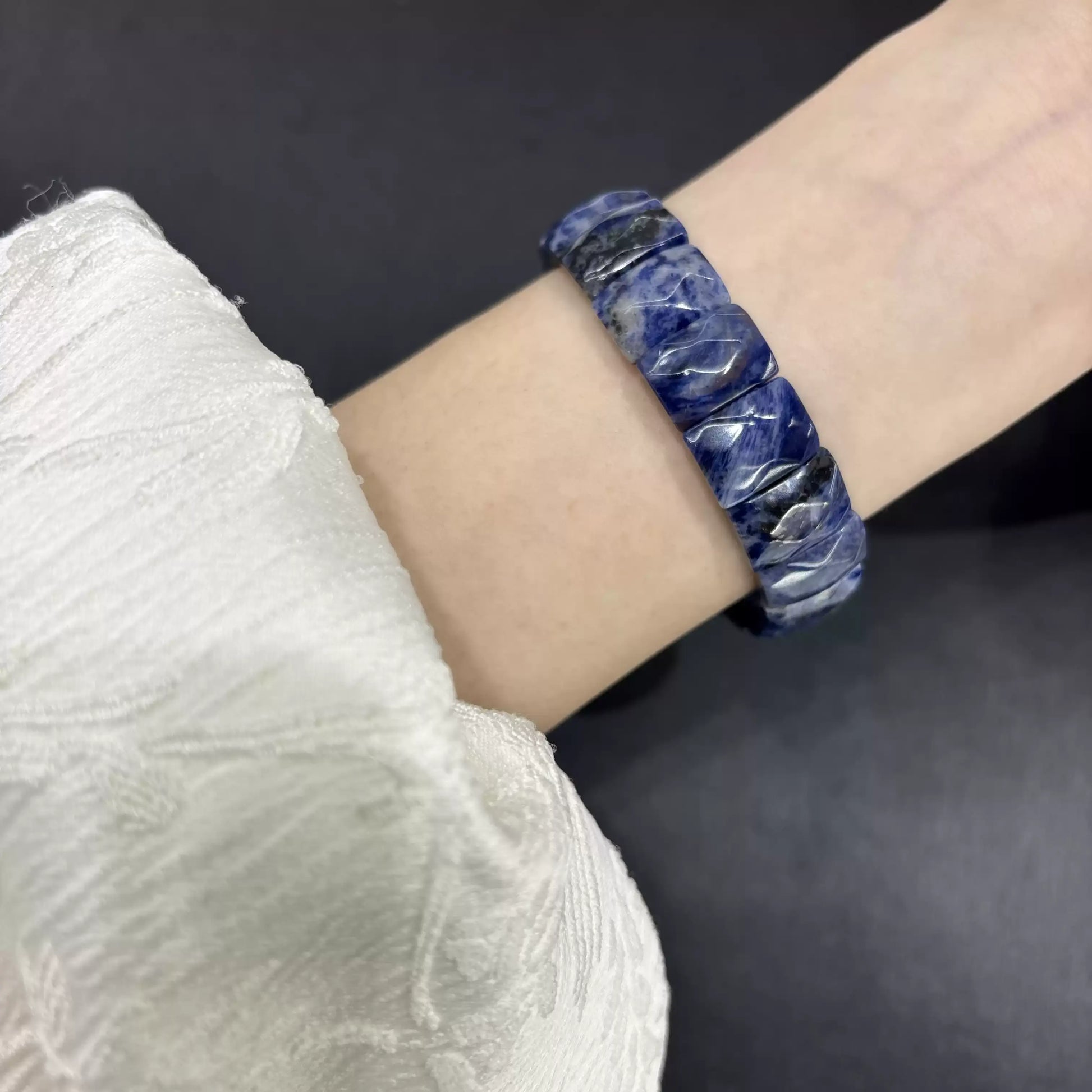 Comfortable stretch sodalite bracelet fitting wrists up to 17cm; elegant blue-and-white pattern for daily wear