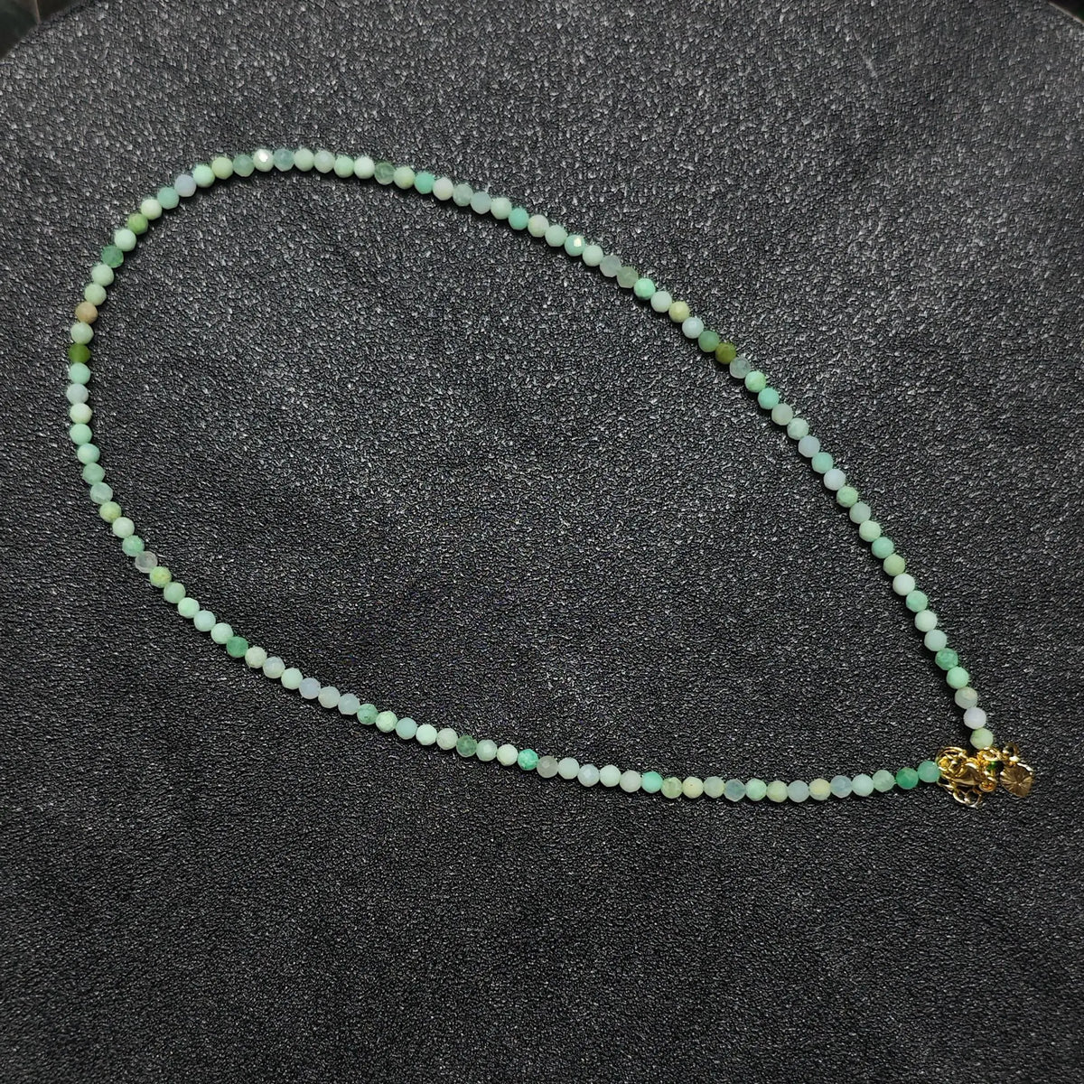 australian-chrysoprase-3mm-faceted-choker-hand-display