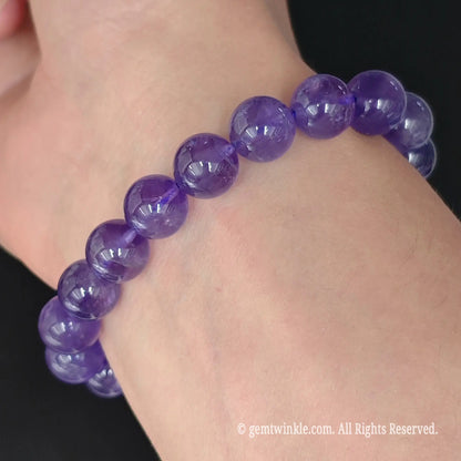 side view of natural purple amethyst round bead stretch bracelet on wrist